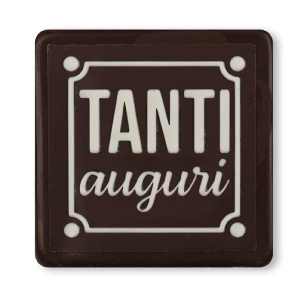 Relieve cuadrado en blister de chocolate negro.